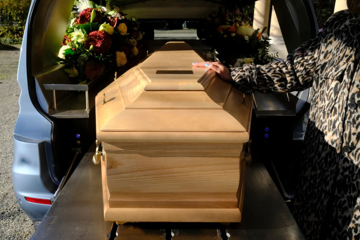 Niecodzienna oferta dla kibiców klubów hokejowych w Finlandii. Zakład pogrzebowy w Tampere proponuje trumny i urny w barwach dwóch miejscowych drużyn.