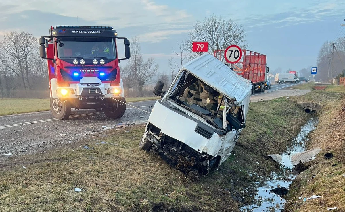 Do tragicznego w skutkach wypadku z udziałem ciężarówki i busa doszło rano w miejscowości Zołcza-Ugory w woj. świętokrzyskim. Jak przekazał rzecznik prasowy KW PST w Kielcach, st. kpt. Marcin Bajur, strażacy po przybyciu na miejsce wydobyli poszkodowanego kierowcę busa spod pojazdu. "Niestety lekarz stwierdził zgon mężczyzny" - przekazał. 