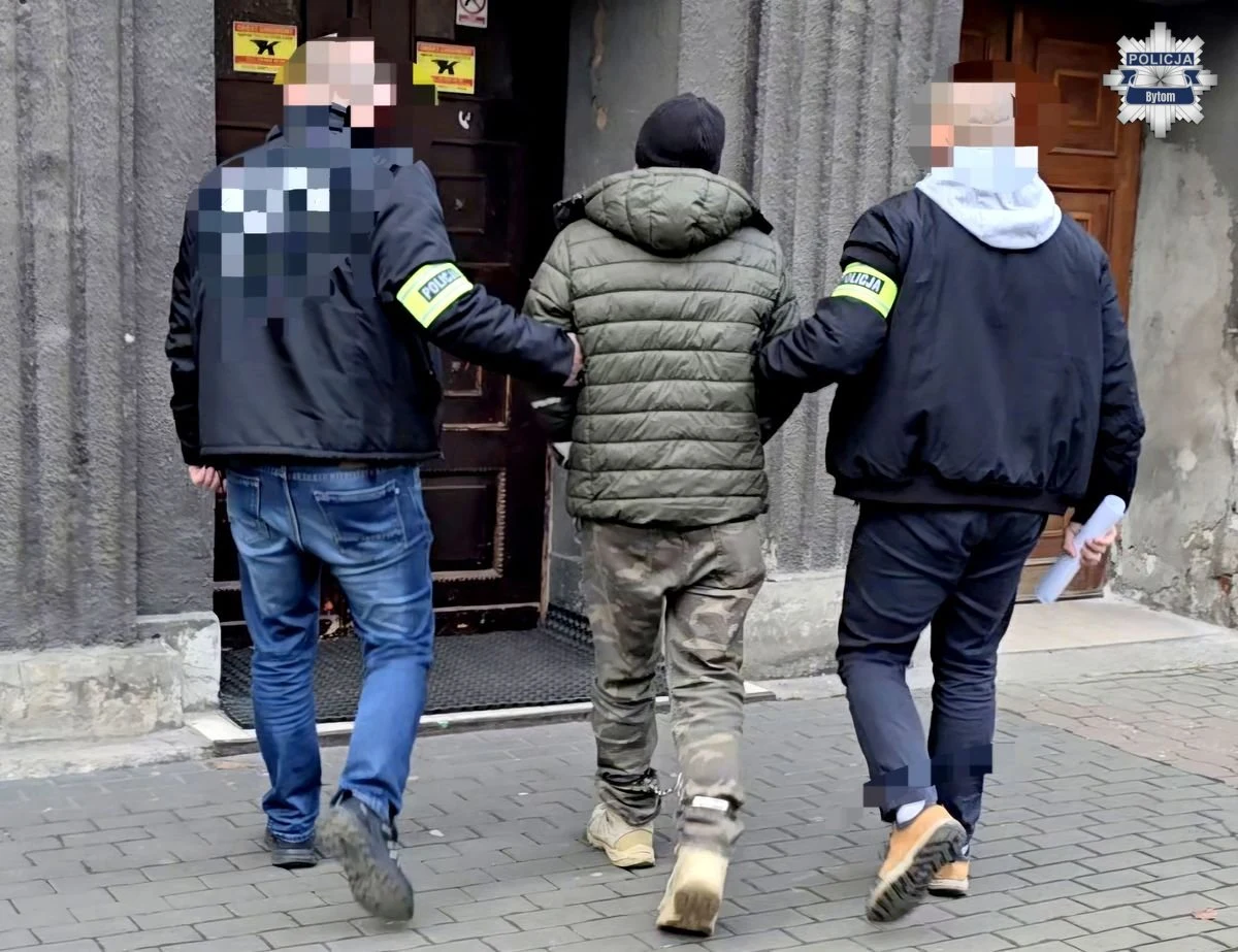 53-letni mężczyzna został aresztowany pod zarzutem usiłowania zabójstwa po tym, jak wtargnął do domu byłej partnerki w Bytomiu, oblał ją nieznaną substancją i postrzelił w głowę. Policja znalazła w jego mieszkaniu repliki broni oraz stalowe i plastikowe kulki.