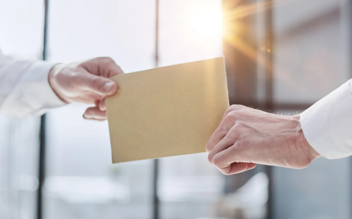 Pracownik Wojskowego Oddziału Gospodarczego Sił Zbrojnych zatrzymany we Wrocławiu przez CBA i Żandarmerię Wojskową. Mężczyzna usłyszał zarzut wielokrotnego żądania korzyści majątkowej. Postępowanie dotyczy zamówień publicznych w latach 2022-2023 r. w jednostce wojskowej na terenie Wrocławia. 