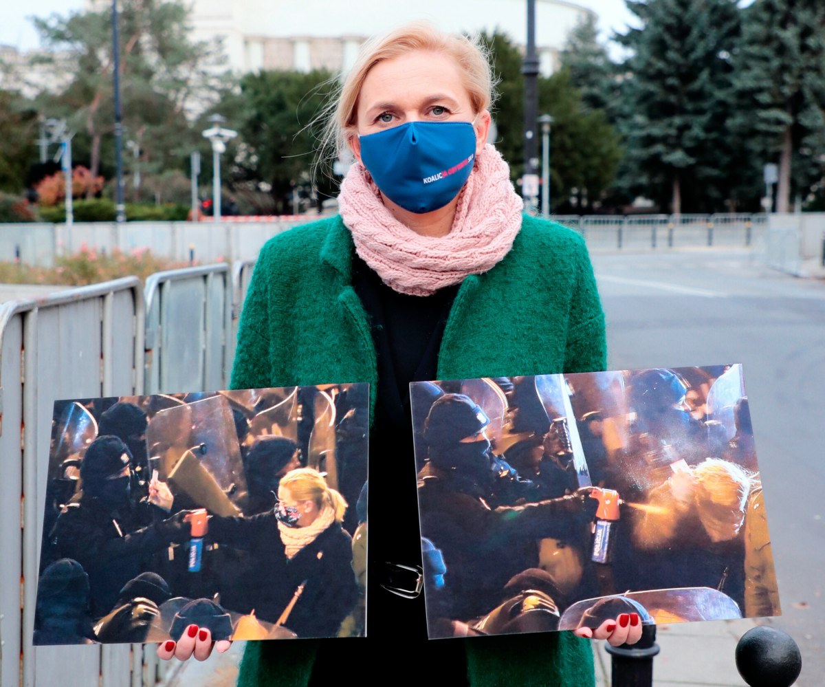 Prysnął gazem w twarz Barbary Nowackiej. Policjant oskarżony