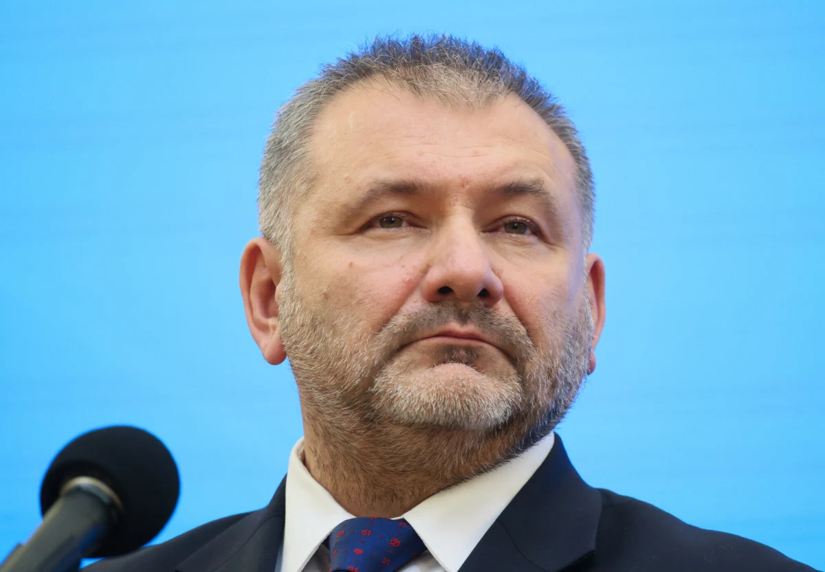 Jeszcze przed świętami dojdzie do spotkania liderów koalicji w spawie wakatów w Trybunale Konstytucyjnym - dowiedział się dziennikarz RMF FM Kacper Wróblewski. Trybunał Sprawiedliwości Unii Europejskiej orzekł, że TK nie spełnia wymogów niezawisłego i bezstronnego sądu, ustanowionego uprzednio ustawą, z powodu nieprawidłowości w powołaniu trzech jego członków oraz prezesa. "Wyrok TSUE zobowiązuje do działania" - oświadczył minister sprawiedliwości Waldemar Żurek.