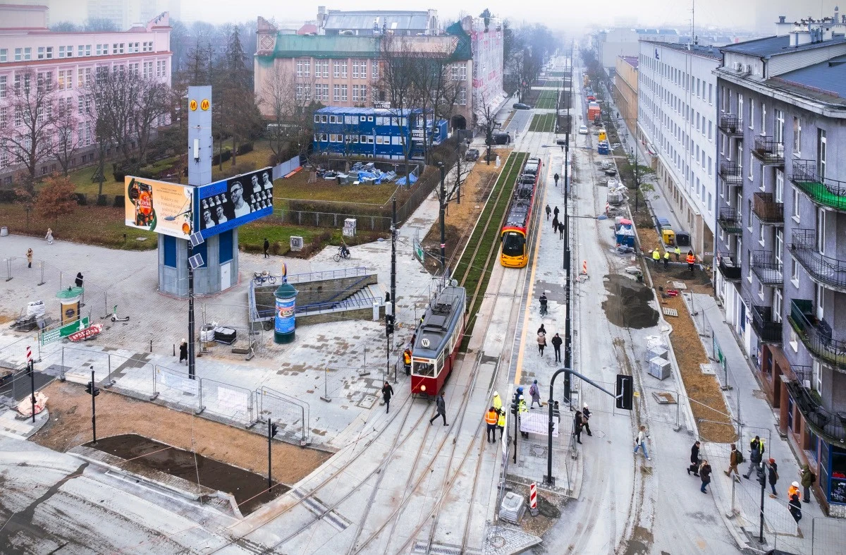 Po niemal 60 latach przerwy tramwaje wracają na ulicę Rakowiecką w Warszawie. Nowa linia rozpocznie kursowanie już 22 grudnia, zapewniając mieszkańcom Dolnego Mokotowa i Wilanowa wygodniejsze połączenie z metrem i uczelniami.