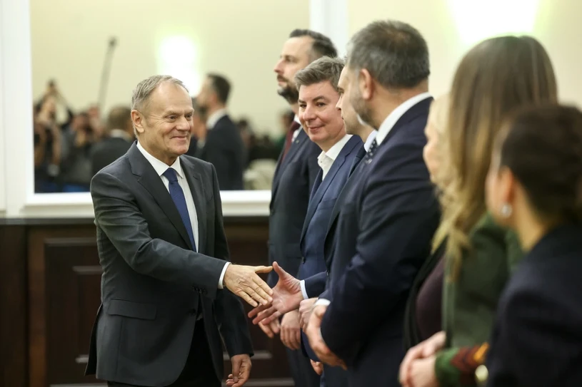 Sondaż: Przeciwnicy i zwolennicy obecnego rządu. Tak podzielili się Polacy