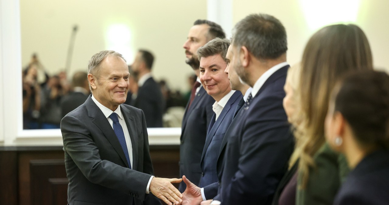 Sondaż: Przeciwnicy i zwolennicy obecnego rządu. Tak podzielili się Polacy