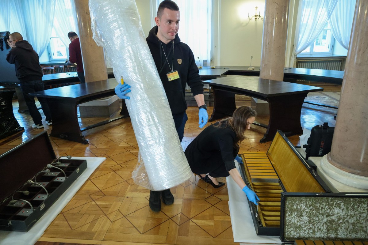 Nawrocki usuwa Okrągły Stół. "Kłuł w oczy", "Fetyszyzujecie mebel"