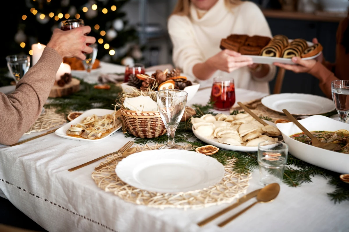 Kiedy grudniowy zmierzch zapada szybciej, a powietrze wypełnia zapach pierników i mandarynek, nie mamy wątpliwości – Boże Narodzenie zbliża się wielkimi krokami. Święta to nie tylko czas prezentów i rodzinnych spotkań, ale przede wszystkim okres, w którym kultywujemy liczne tradycje przekazywane z pokolenia na pokolenie. Ale czy zastanawialiście się kiedyś, skąd wzięły się te zwyczaje i dlaczego są one tak ważne dla naszej kultury?