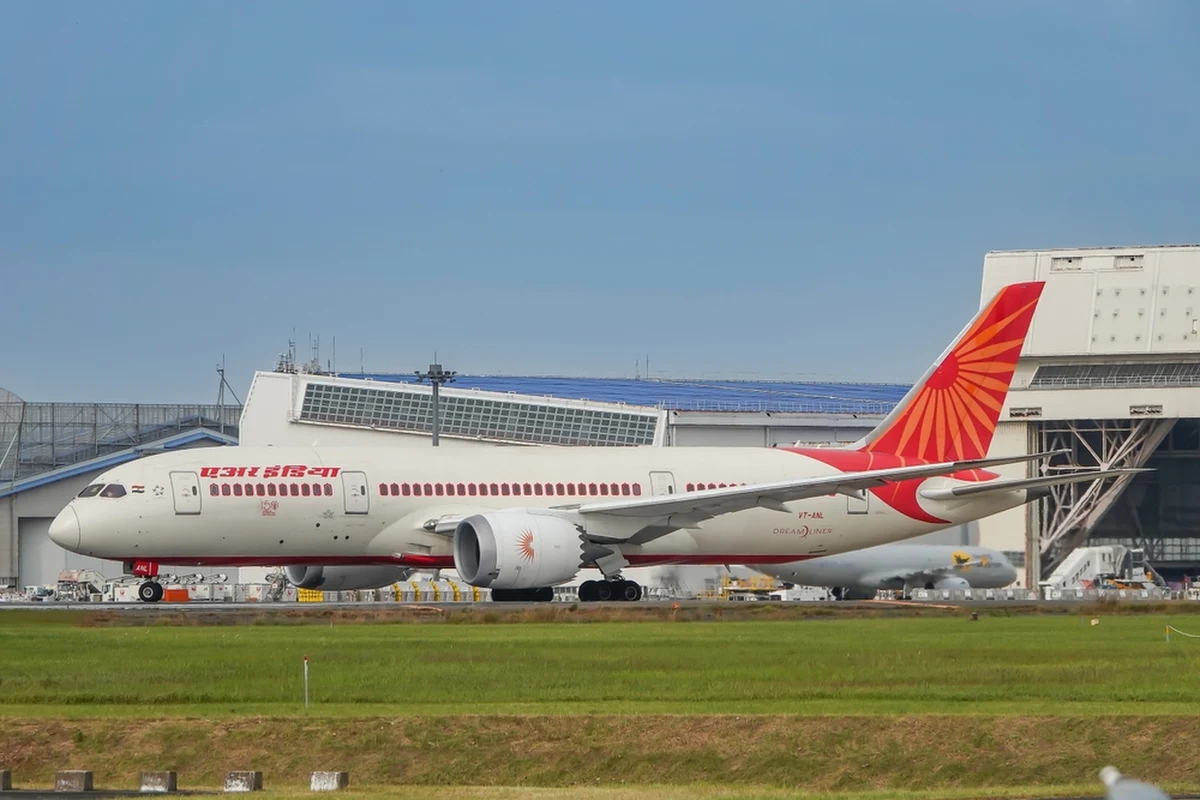 Boeing 737-200, należący do Air India uznano za zaginiony 13 lat temu. Okazało się, że przez ponad dekadę maszyna stała zapomniana na lotnisku w Kalkucie. "Odkrycie" nie oznacza szczęśliwego zakończenia dla linii lotniczych, które teraz muszą zapłacić majątek za parkowanie.