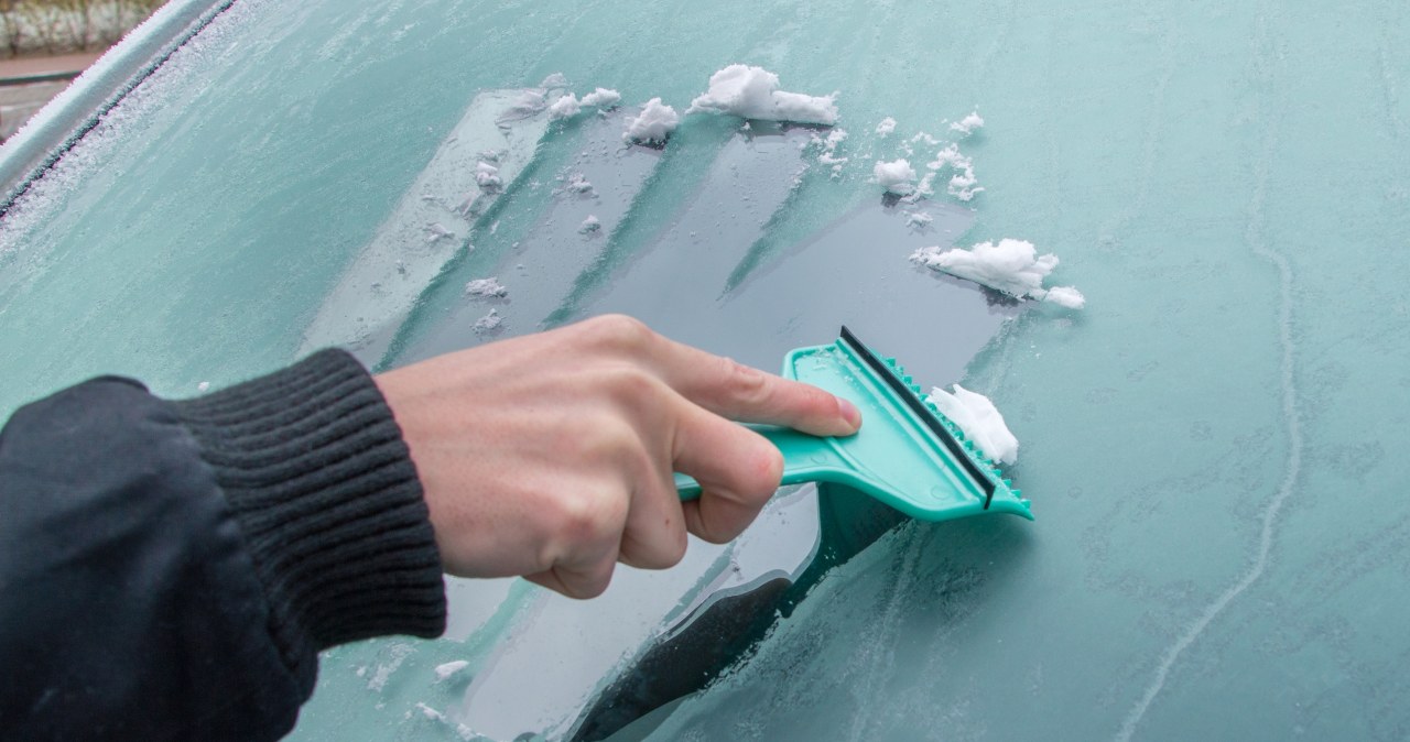 Skrobanie szyb może się skończyć słonym mandatem. Polacy popełniają ten błąd