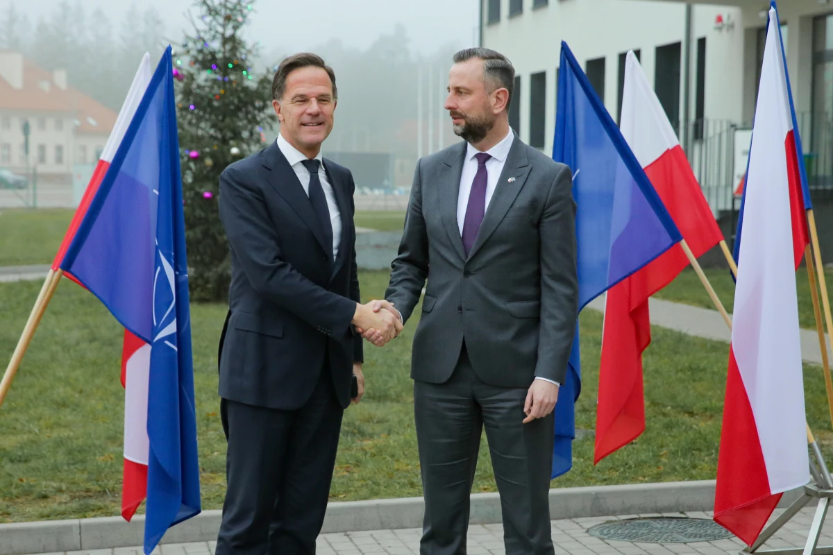 ​Sekretarz generalny NATO Mark Rutte i wicepremier, szef MON Władysław Kosiniak-Kamysz przyjechali w czwartek do Orzysza w woj. warmińsko-mazurskim. W Ośrodku Szkolenia Poligonowego Wojsk Lądowych spotkali się z żołnierzami stacjonującej tu wielonarodowej Batalionowej Grupy Bojowej NATO. "Polska jest żelaznym sojusznikiem w NATO i będzie wypełniać swoje obowiązki" - podkreślił wicepremier. "NATO jest zjednoczone i gotowe, by odstraszać agresję i bronić naszego bezpieczeństwa i wolności" - mówił Mark Rutte.