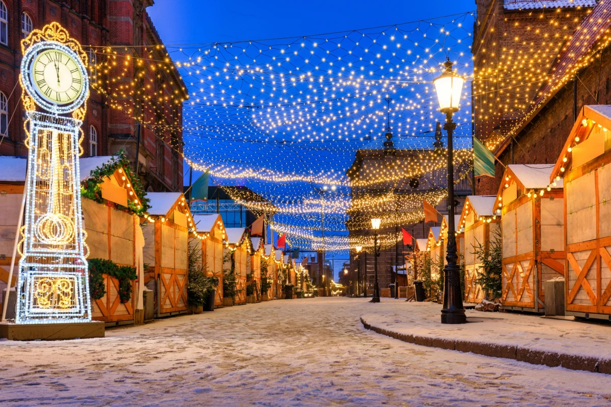 "Święta Bożego Narodzenia przyniosą mroźną aurę i wyczekiwane opady śniegu" - stwierdziła rzeczniczka Instytutu Meteorologii i Gospodarki Wodnej Agnieszka Prasek. Temperatura ma spaść poniżej zera, a w nocy do nawet -8 st. C. Czy w tym roku doczekamy się białych świąt? Sprawdź najnowszą prognozę pogody!