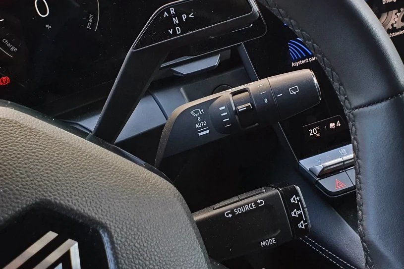 Dostał 1000 zł mandatu za włączenie wycieraczek w deszczu. Jak to możliwe?