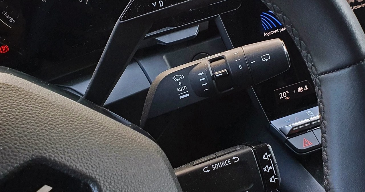 Kierowca włączył tylko wycieraczki. 1000 zł mandatu i zabrane prawo jazdy