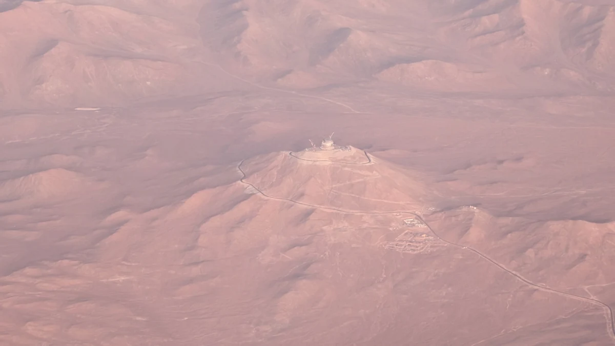 Współczesne teleskopy astronomiczne to są złożone urządzenia, korzystające z bardzo zaawansowanych technologii. Trudno sobie wyobrazić, żeby astronomowie po prostu wpadali na pomysł zbudowania teleskopu, zbierali pieniądze i go budowali. To zawsze musi bazować na jakichś wcześniejszych doświadczeniach albo przynajmniej mieć wsparcie instytucji, które już to wcześniej zrobiły - mówi RMF FM Arkadiusz Swat. Z inżynierem optykiem, który brał udział w budowie teleskopów SALT w RPA i ELT w Chile, rozmawia Grzegorz Jasiński. Arkadiusz Swat mówi między innymi o tym, jak konstruuje się, konserwuje i czyści zwierciadła, jak zapewnia im najlepsze warunki pracy, czym wreszcie różni się optyka aktywna od adaptacyjnej. 