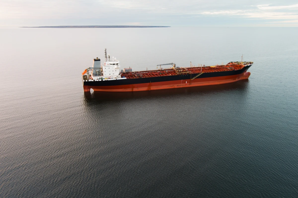 Rosyjska flota widmo, czyli setki tankowców przewożących ropę mimo zachodnich sankcji, staje się coraz poważniejszym zagrożeniem dla bezpieczeństwa Europy. Zachodnie i ukraińskie służby wywiadowcze alarmują, że na pokładach tych statków pojawiają się osoby powiązane z rosyjskim wojskiem i służbami specjalnymi - informuje CNN. Prowadzą oni działania szpiegowskie i sabotażowe w pobliżu europejskich wybrzeży.