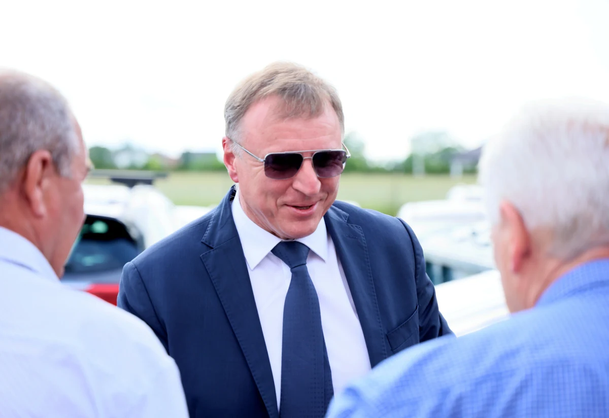 Europoseł PiS Waldemar Buda przekazał na platformie X, że w partii rozpoczęło się zbieranie podpisów pod wnioskiem o usunięcie Jacka Kurskiego z Prawa i Sprawiedliwości. "W związku z obrzydliwymi insynuacjami rozpoczęła się inicjatywa posłów, niezależnie od frakcji i różnic zdań w innych sprawach" - dodał polityk. To pokłosie ostatnich napięć w partii, których kulminacją był wpis Jacka Kurskiego, w którym m.in. sformułował długą listę zarzutów wobec Mateusza Morawieckiego.