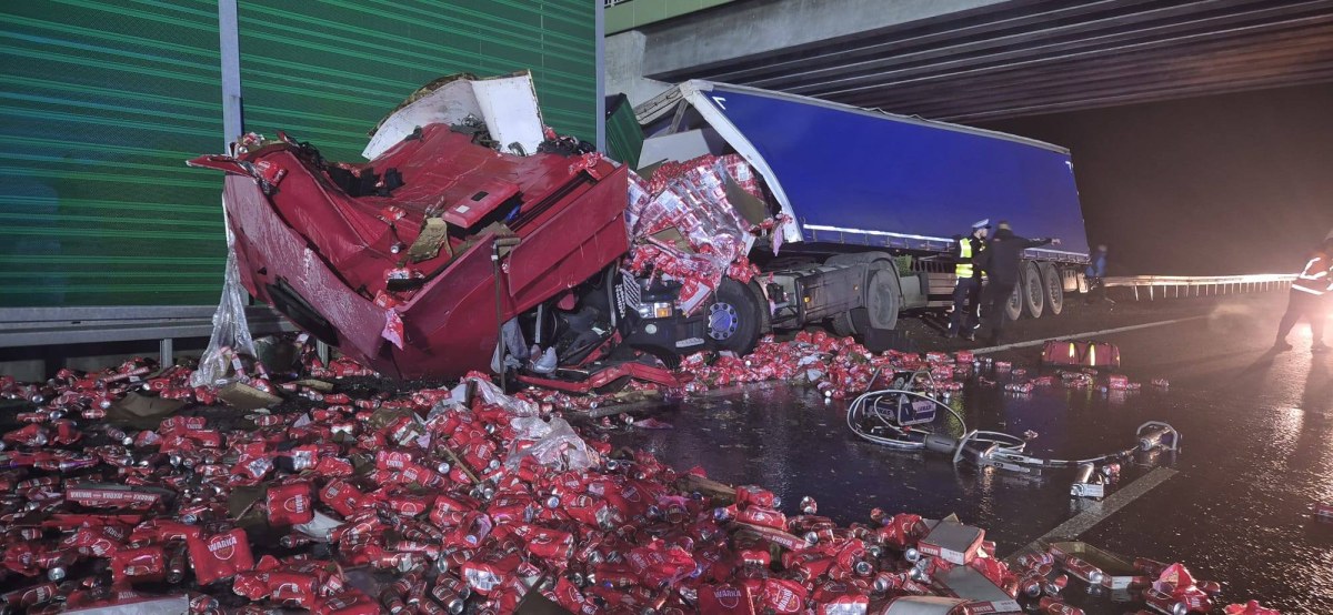 Wypadek na S7 pod Płońskiem. Jezdnia pełna puszek piwa