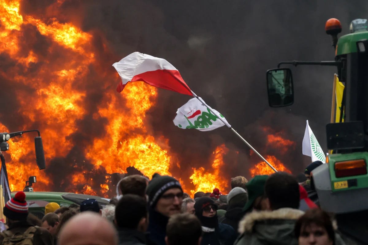 W czwartek Bruksela stała się areną jednego z największych protestów rolniczych ostatnich lat. Około 10 tysięcy rolników z ponad 40 organizacji reprezentujących wszystkie państwa członkowskie Unii Europejskiej zebrało się w stolicy Belgii, by wyrazić swój sprzeciw wobec obecnej polityki rolnej UE oraz planowanej umowie handlowej z krajami Mercosur. Wśród tłumu demonstrantów widoczne były również polskie flagi.