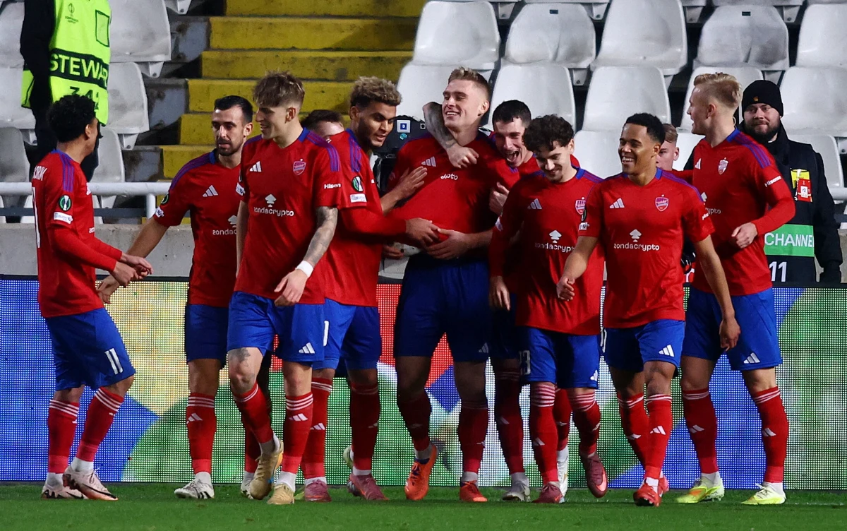 Raków Częstochowa jako jedyny z polskich zespołów wywalczył bezpośredni awans do 1/8 finału piłkarskiej Ligi Konferencji Europy. W ostatnim meczu fazy grupowej drużyna spod Jasnej Góry pokonała na wyjeździe Omonię Nikozja 1:0. Pozostałe polskie drużyny - Lech Poznań i Jagiellonia Białystok - awansowały do baraży, natomiast Legia Warszawa, mimo efektownego zwycięstwa, pożegnała się z rozgrywkami.