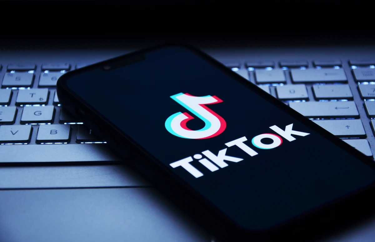 TikTok podpisał umowę o sprzedaży swoich aktywów w Stanach Zjednoczonych grupie amerykańskich inwestorów - poinformował portal Axios. Decyzja kończy wielomiesięczne napięcia na linii Waszyngton-Pekin w sprawie aplikacji.