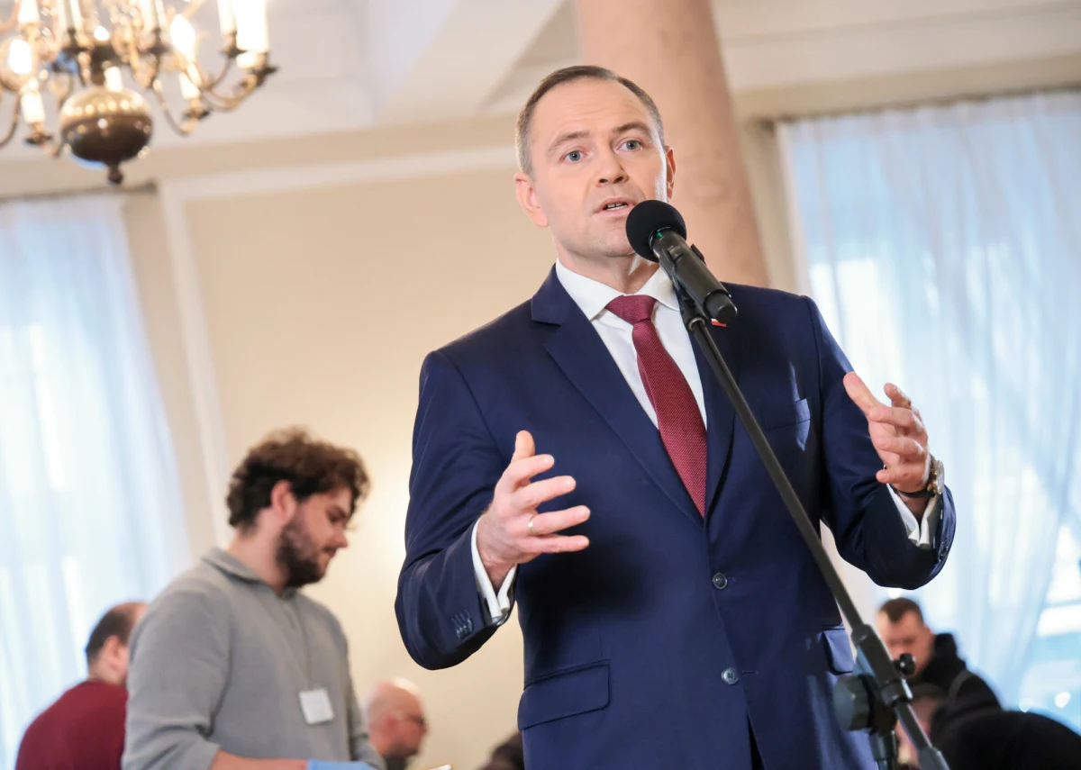 Prezydent Karol Nawrocki po raz kolejny skorzystał z prawa weta, blokując trzy istotne ustawy. Tym razem dotyczą one prawa oświatowego, podwyżki akcyzy oraz podwyższenia tzw. podatku cukrowego. Jednocześnie podpisał 15 innych ustaw i zaapelował do rządu o bardziej przemyślane prace legislacyjne.