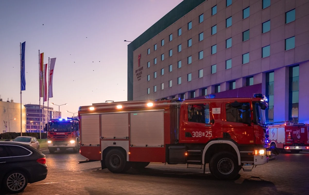 Jedna osoba zginęła, a jedna jest poszkodowana po pożarze hotelu przy ul. Drobnera we Wrocławiu. Jak informuje wrocławski magistrat, ogień pojawił się w pokoju na czwartym piętrze. 