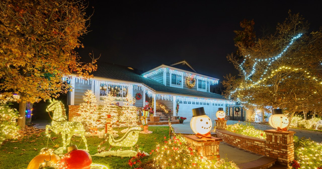 Zamień swój ogród w wioskę św. Mikołaja. Tak efektownie go oświetlisz