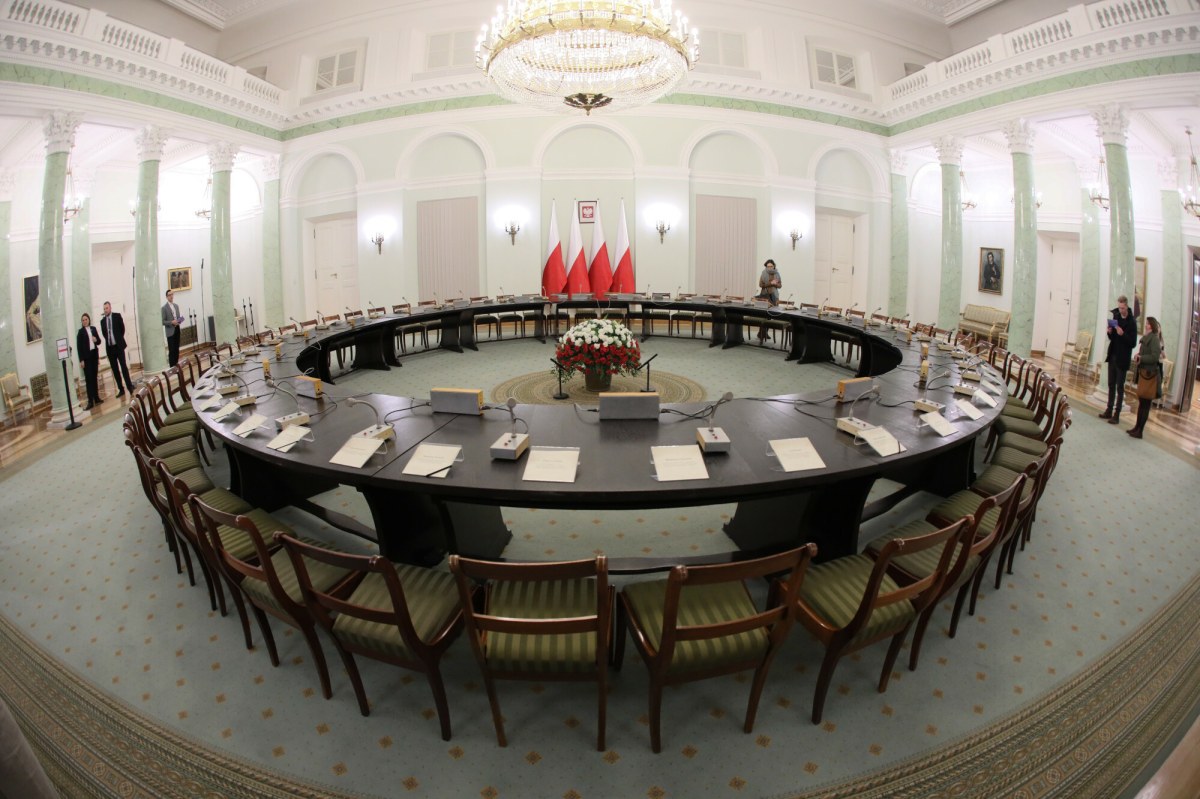 "Spóźnił na wojnę z komunizmem, walczy z meblem". Komorowski o usunięciu Okrągłego Stołu z Pałacu Prezydenckiego