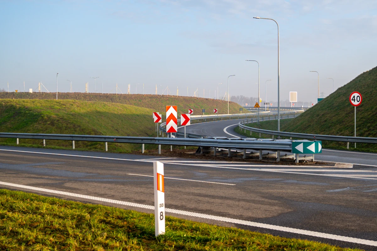 Od dzisiaj kierowcy mogą korzystać z kolejnych, długo wyczekiwanych fragmentów drogi ekspresowej S1. Do ruchu oddane zostaje łącznie około 17 kilometrów nowoczesnej trasy, która znacząco poprawi komunikację w południowej Polsce.