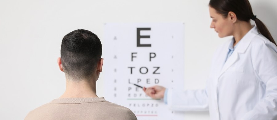 Odwarstwienie siatkówki występuje, gdy siatkówka odłącza się od tylnej powierzchni gałki ocznej. Po odwarstwieniu siatkówka nie funkcjonuje prawidłowo. Jest to poważny problemem, który predysponuje do nieodwracalnej utraty wzroku i musi być on zbadany przez okulistę jak najszybciej. Skąd się bierze? Tłumaczy okulista Tomasz Tomczyk.