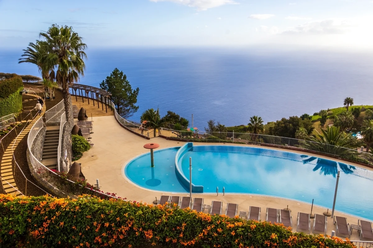 All inclusive to jedna z najpopularniejszych form wypoczynku ostatnich lat. To idealne rozwiązanie dla tych, którzy cenią wygodę, spokój i brak zmartwień podczas urlopu. Taki wyjazd pozwala naprawdę odpocząć – bez myślenia o rachunkach i posiłkach oraz planowaniu każdego dnia. Odkryj, dla kogo All Inclusive jest strzałem w dziesiątkę i sprawdź, czy to opcja idealna również dla Ciebie.