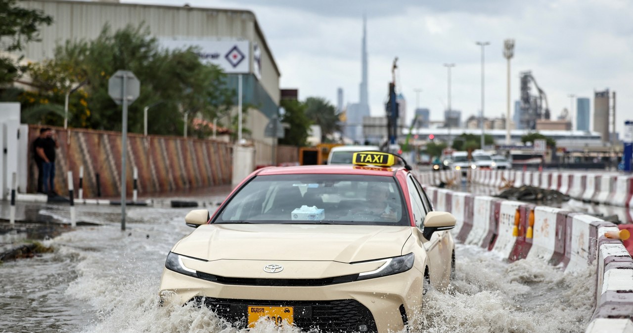 Oberwanie chmury nad bogatym emiratem. Ulice zmieniły się w rzeki