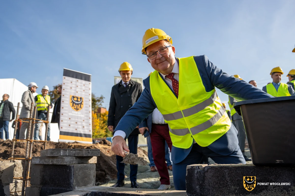 Rok 2025 był dla Powiatu Wrocławskiego czasem konsekwentnej pracy, widocznych efektów i strategicznych decyzji, które budują solidne fundamenty pod kolejne lata rozwoju. Samorząd skupił się na tym, co najważniejsze dla mieszkańców: bezpieczeństwie, dostępności usług publicznych, nowoczesnej infrastrukturze oraz wzmacnianiu współpracy – zarówno z gminami, jak i partnerami społecznymi oraz instytucjonalnymi.