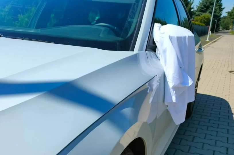 Co oznacza biały ręcznik na lusterku samochodu? To istotny sygnał