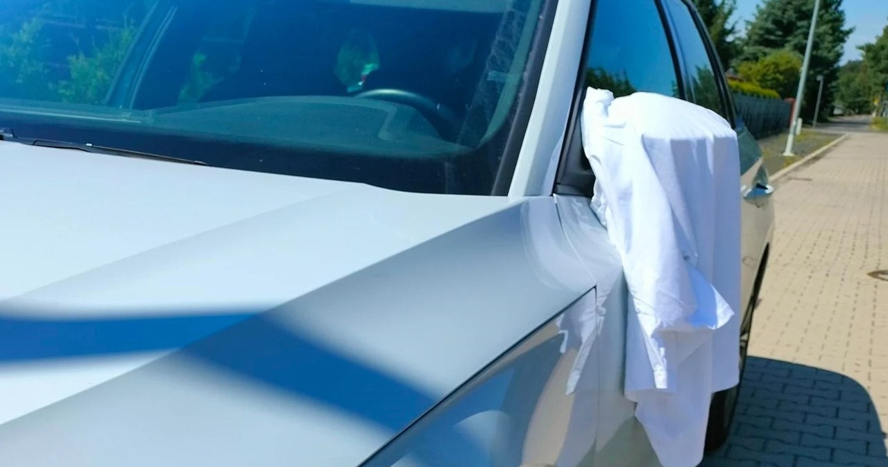 Co oznacza biały ręcznik na lusterku samochodu? To istotny sygnał