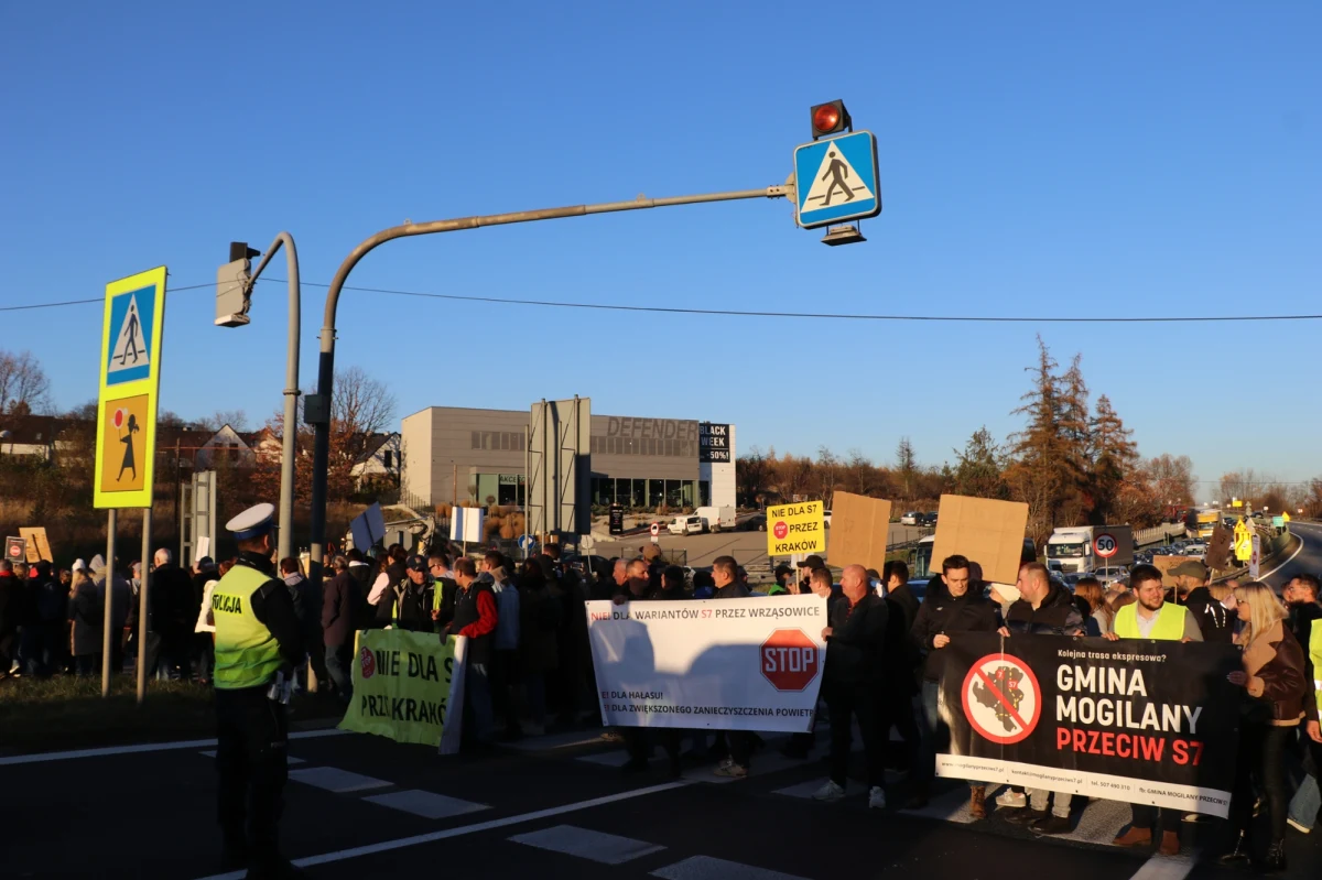 Kierowcy w Małopolsce muszą w piątek po południu liczyć się z poważnymi utrudnieniami. Kilkadziesiąt samochodów w asyście policji jedzie z Myślenic do centrum Krakowa, protestując przeciwko planowanym wariantom budowy trasy S7.