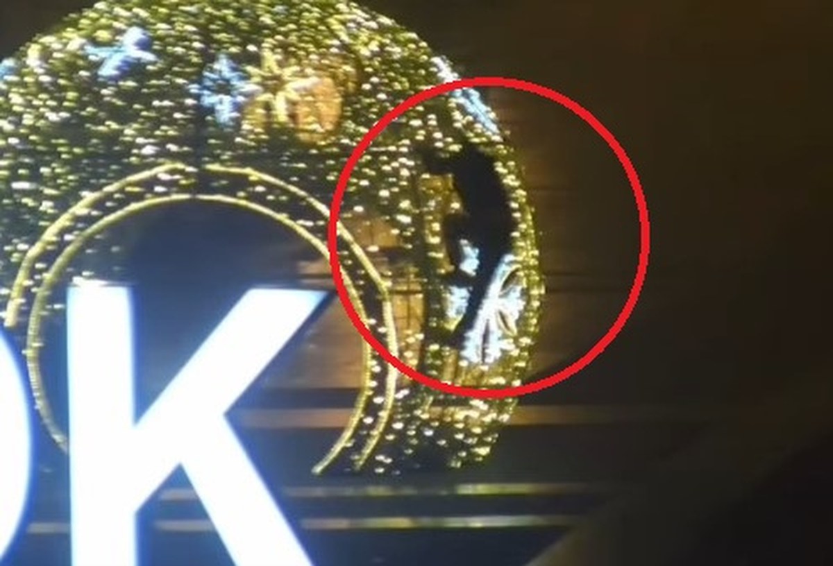 Nocą wspinali się na świąteczne dekoracje. Policja publikuje nagranie