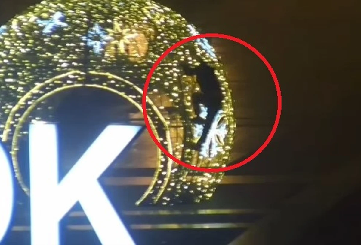 Kamery monitoringu zarejestrowały nietypowy incydent w centrum Białegostoku. Grupa osób w nocy wspinała się na kilkumetrowe dekoracje świąteczne. Jedna z nich spędzi Boże Narodzenie za kratami. 