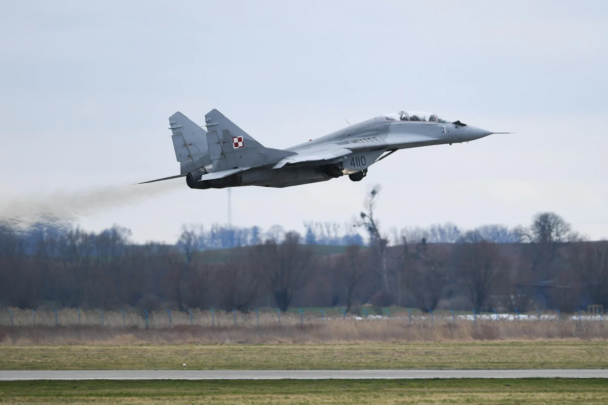 W piątek, podczas wspólnej konferencji prasowej z prezydentem Ukrainy Wołodymyrem Zełenskim, prezydent Karol Nawrocki odniósł się do gorącej dyskusji na temat planowanej wymiany polskich myśliwców MiG-29 na ukraińskie technologie dronowe. Prezydent podkreślił, że taka transakcja nie stoi w sprzeczności z polityką Polski, a po dopełnieniu formalności sprawa powinna zostać zamknięta.