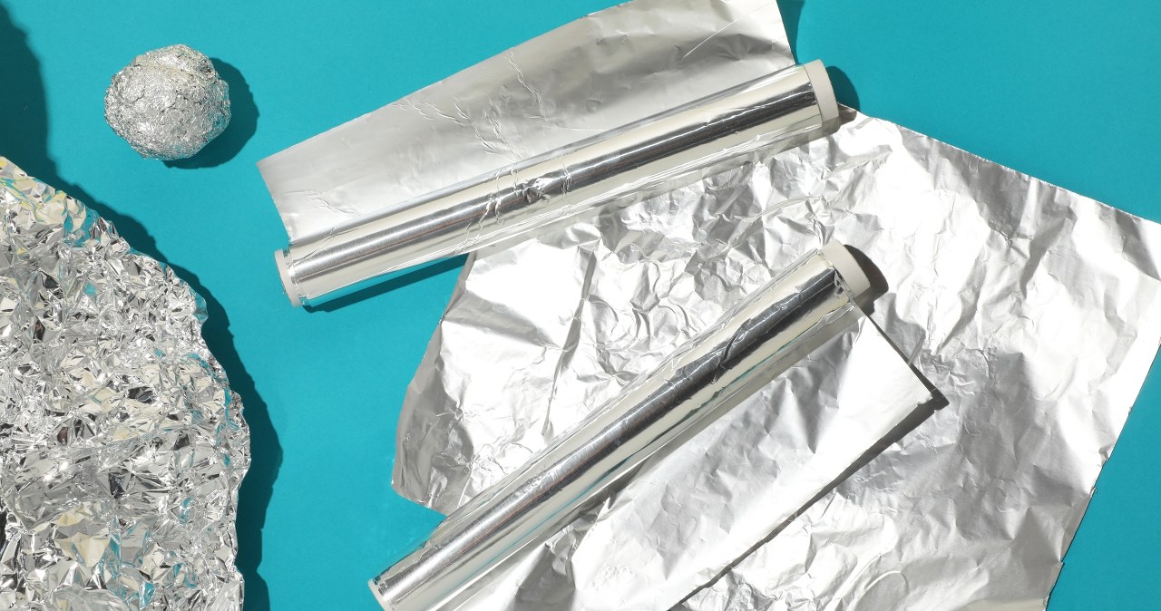 Trik z folią aluminiową uratuje twoje rośliny. Nie zwlekaj ani chwili