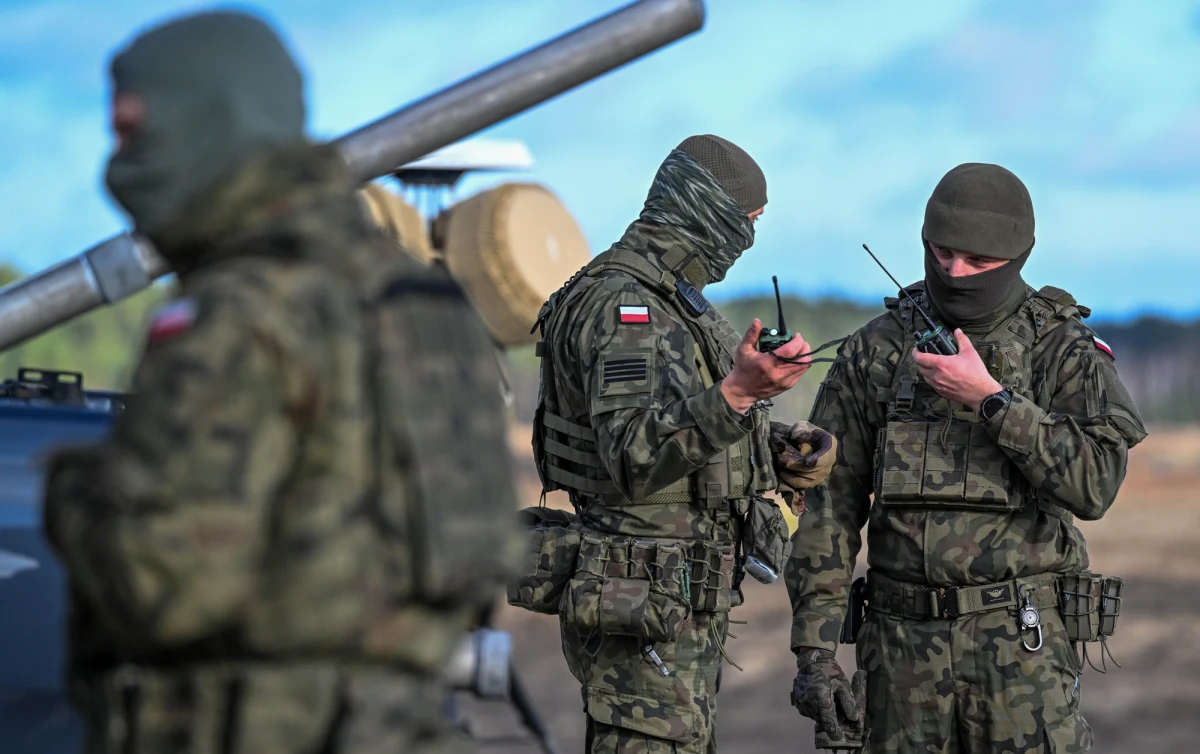 "To część budowy nowej architektury bezpieczeństwa" - powiedział minister obrony narodowej Władysław Kosiniak-Kamysz po podpisaniu przez resort obrony trzech kolejnych umów wzmacniających polską obronność. Pakiet porozumień opiewa na łączną kwotę około 2,6 mld zł.