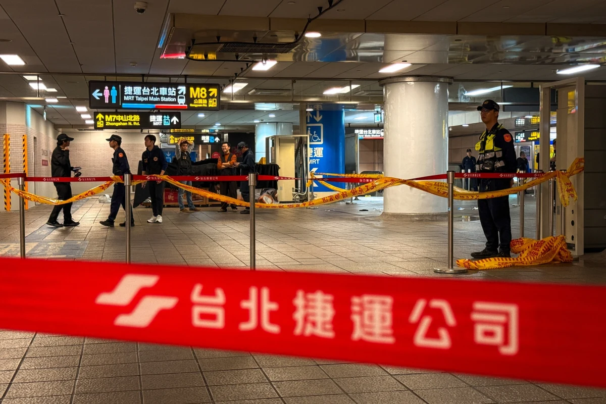 Trzy osoby zginęły, a pięć zostało rannych po tym, jak uzbrojony napastnik zaatakował przechodniów w centrum Tajpej. Do tragedii doszło w piątek w pobliżu głównego dworca kolejowego. Sprawca, który podczas ucieczki używał granatów dymnych i noża, zginął po upadku z budynku podczas policyjnego pościgu.