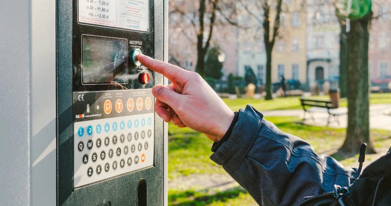 Wciskasz "bułkę" i parkujesz za darmo. Prosty sposób na strefy parkowania