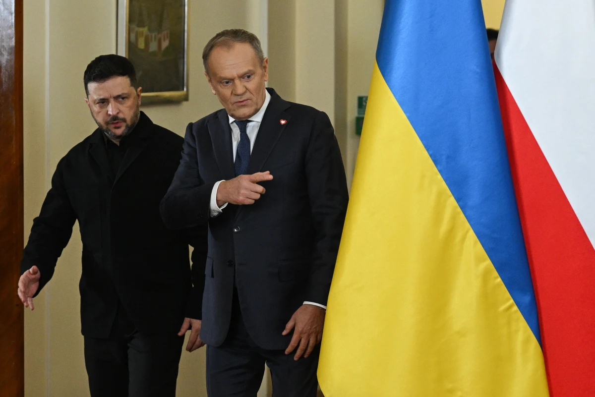 Jesteś bohaterem, nie tylko Ukrainy, ale też tutaj, dla Polski - mówił premier Donald Tusk do Wołodymyra Zełenskiego. Po południu doszło do rozmowy w cztery oczy obu polityków w kancelarii premiera. Prezydent Ukrainy dziękował za wsparcie.