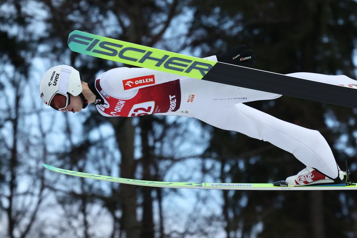 Kacper Tomasiak, Piotr Żyła, Dawid Kubacki, Kamil Stoch i Maciej Kot awansowali do sobotniego konkursu Pucharu Świata w skokach w Engelbergu. Z szóstki Biało-Czerwonych nie powiodło się tylko Pawłowi Wąskowi, który zajął 51. miejsce. Kwalifikacje wygrał Niemiec Felix Hoffmann.