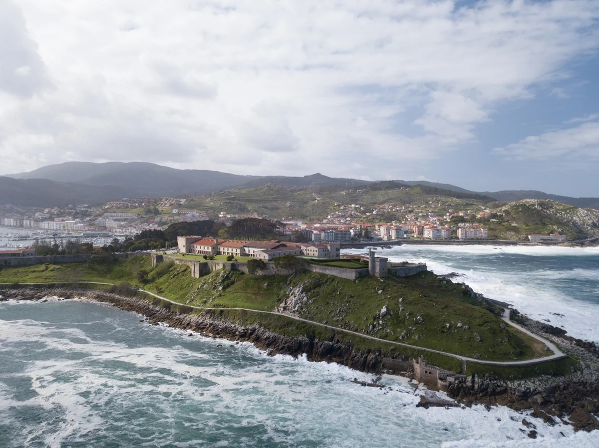 85-letnia turystka z Niemiec zginęła na plaży A Concheira w hiszpańskim Baiona po tym, jak została porwana przez silną falę. Całe zdarzenie przypadkowo zarejestrował jeden z mieszkańców, który nagrywał wzburzone morze ze swojego okna.