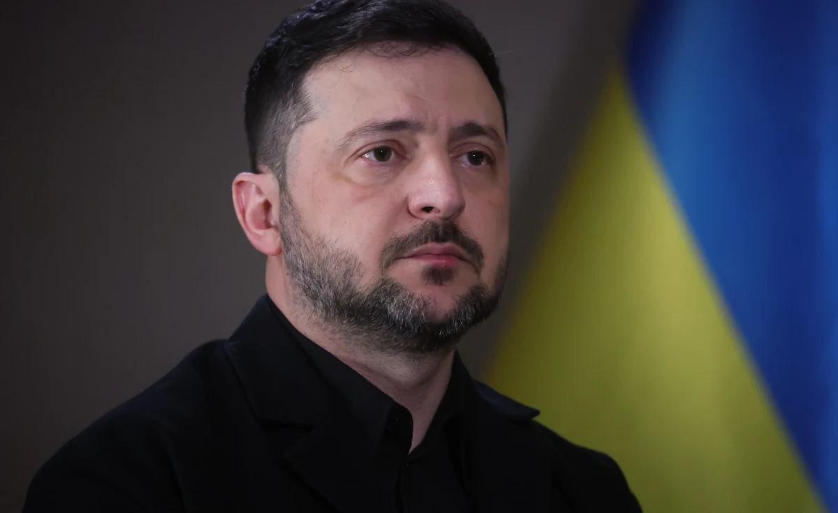 W piątkowym wywiadzie dla polskich mediów prezydent Ukrainy Wołodymyr Zełenski podkreślił znaczenie pomocy, jaką Ukraina otrzymuje od Polski. "Nie pozwoliliśmy Ruskim okupować Ukrainy, wyjść na granicę z Polską i stać się zagrożeniem dla niepodległości Polski" - zaznaczył. Prezydent Ukrainy mówił też o pożyczce od UE, kwestiach historycznych, planach pokojowych i wyzwaniach związanych z przyszłością Ukrainy.