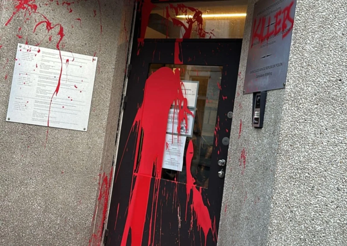 Polski konsulat w Brukseli oblany czerwoną farbą. Na fasadzie wypisano obraźliwe hasła, a przed wejściem rozrzucono psie odchody. Ustalania dziennikarki RMF FM o dewastacji budynku potwierdza rzecznik MSZ Maciej Wewiór. "W czwartek na elewacji budynku Wydziału Konsularnego Ambasady RP w Brukseli pojawiły się hasła o charakterze politycznym, wymierzone w bezpieczeństwo Polski oraz Unii Europejskiej" - przekazał naszej reporterce. Rzecznik poinformował także, że „sprawa została niezwłocznie zgłoszona do właściwych służb celem wyjaśnienia”.