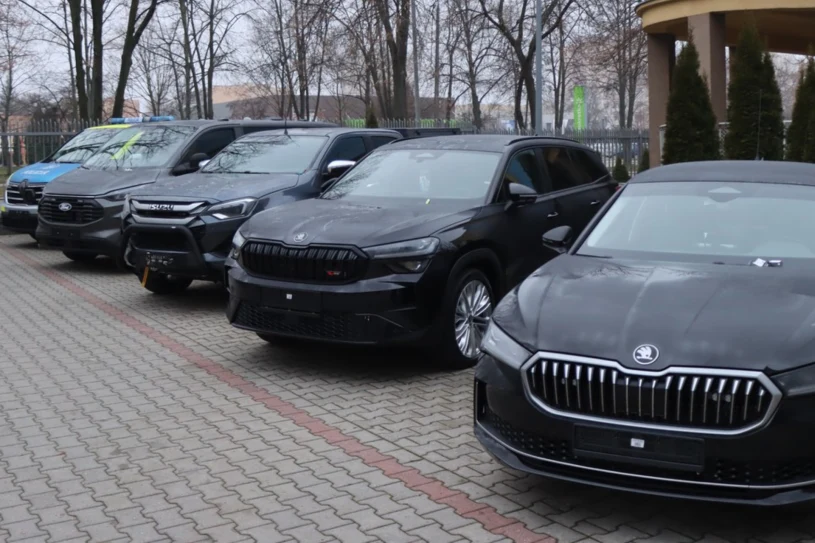 Setki nowych, nieoznakowanych radiowozów. Duży zakup mazowieckiej policji