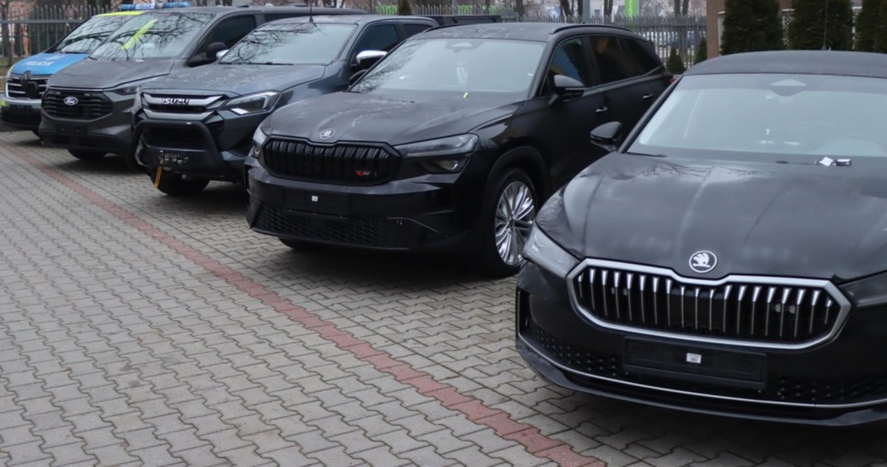 Setki nowych, nieoznakowanych radiowozów. Duży zakup mazowieckiej policji